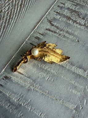Vintage Leaf brooch with faux pearl